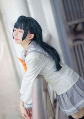 一个女